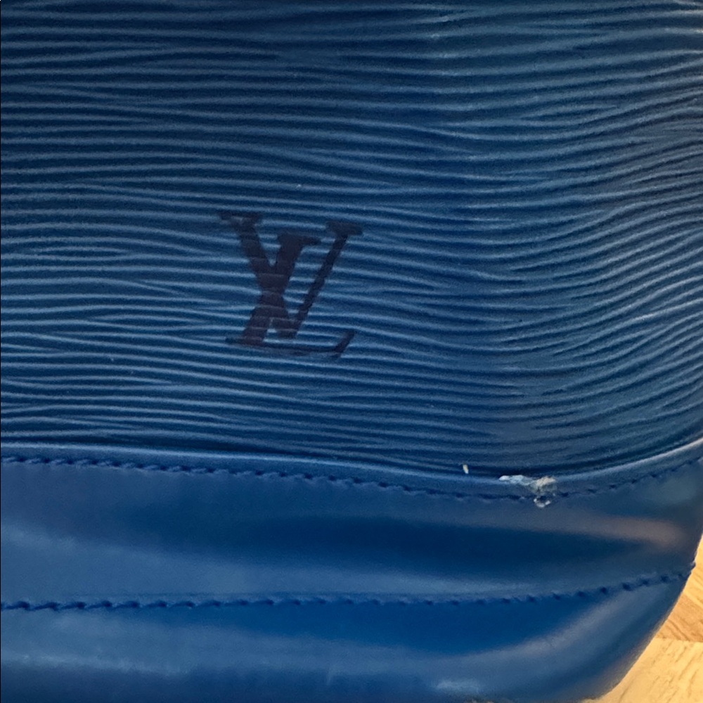 Louis Vuitton Epi Noé bucket bag in Toledo blue leather. - Picture 4 of 15
